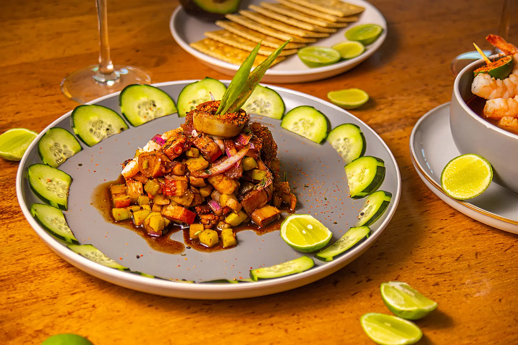 Ceviche de Camarón, kanikama, atún, pulpo, cebolla morada, pepino y salsa perla negra con limones y galletas saladitas de Hotel Oceano Palace Mazatlán